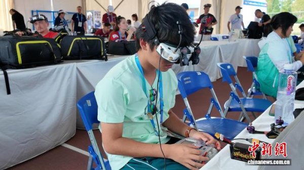 航心配资 （成都世运会）中国青少年竞速“空中F1”：青春在热爱中飞翔